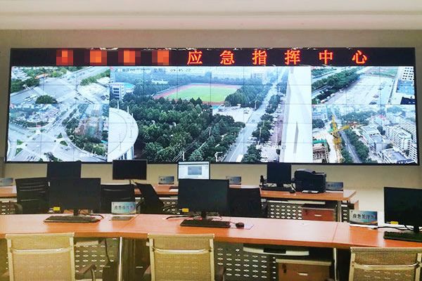多種信息源通過什么設(shè)備輸出拼接屏？