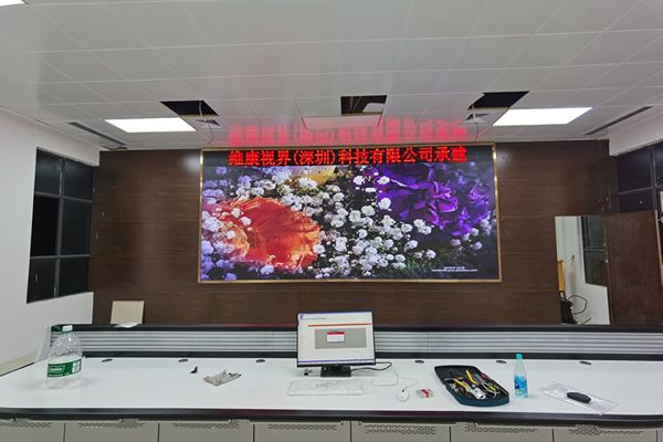 一套常見(jiàn)的室內(nèi)LED顯示屏系統(tǒng)包括哪些設(shè)備？