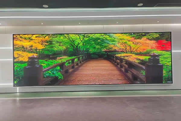 電視臺(tái)直播間的主播背景墻大屏是什么，用那種好？