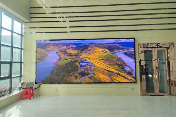 會(huì)議室LED顯示屏用P1.53的好，還是P1.86的好？